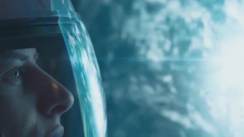 Astronaut mit Nebel und Galaxien im Weltraum, Reflexion des Planeten Erde, Milchstraße mit Galaxiensternen