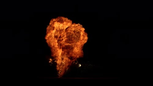 Detonate Sammlung: Funken fliegen aus einer Explosion in der Mitte eines dunklen Hintergrunds, aufgenommen in 4K bei