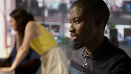 Gros plan d'un administrateur système effectuant l'assurance qualité logicielle avec une tablette