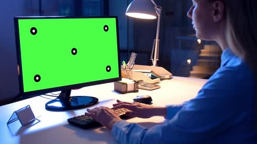 Geschäftsfrau arbeitet spät in der Nacht über Stunden an Greenscreen-Computertechnologie