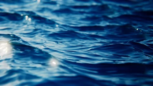 Vue rapprochée des vagues scintillantes de l'océan au ralenti, fond de boucle fluide