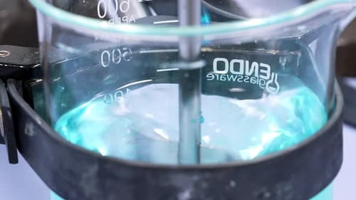 mélange de principes actifs dans les laboratoires de cosmétiques