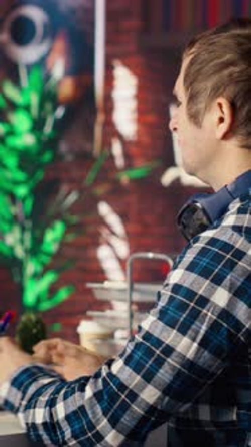 Homem analisa tutorial no tablet Chroma Key sobre assistente virtual de IA