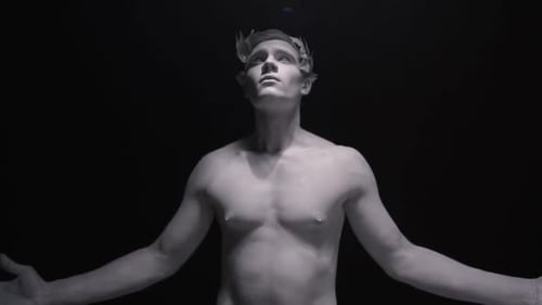 Statue of the Ancient Roman Who Spreads His Arms and Looks Up