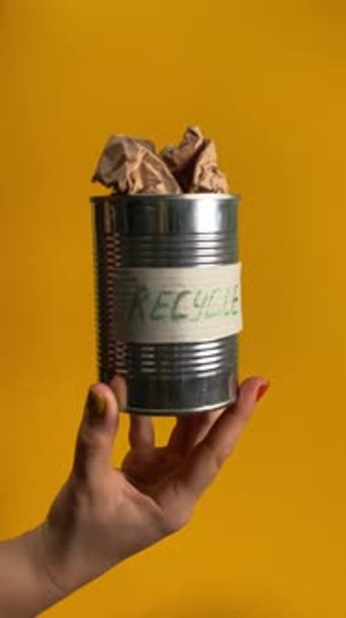 Recicla en acción, imágenes verticales en HD de una vida con conciencia ecológica
