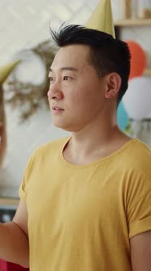 Uma cena de celebração vibrante com um alegre participante da festa vestido com uma camisa amarela brilhante