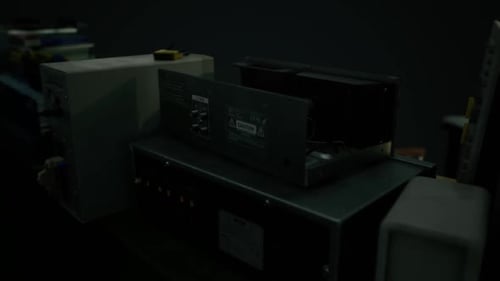 Equipo industrial en una mesa de trabajo en un taller con poca luz