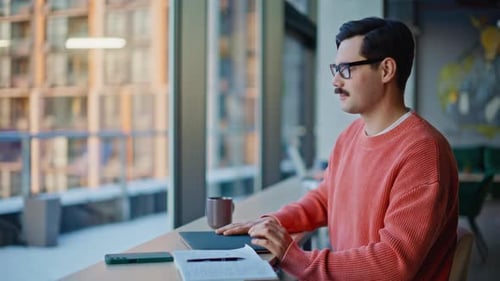IT-Mitarbeiter schließt Laptop und beendet Programmieren in der Cafeteria Closeup Smiling Freelancer