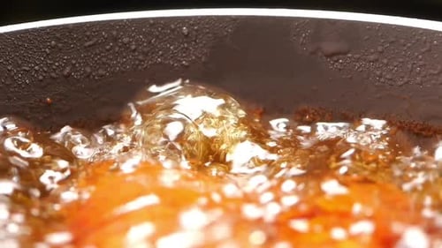 Perfektionierung der Brattechniken mit sprudelnd heißem Öl