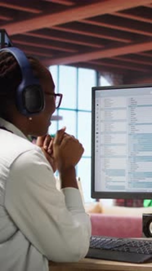 Vertikales Video: Programmierer testet Code auf dem PC und klatscht nach positivem Ergebnis in die Hände