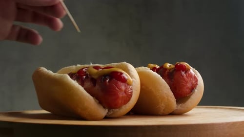Drapeau grec sur le hot dog, symbole des produits carnés grecs et des traditions de boulangerie