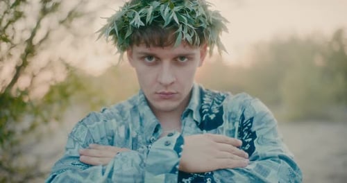 Retrato de homem hippie apreciando a natureza ao pôr do sol ao entardecer