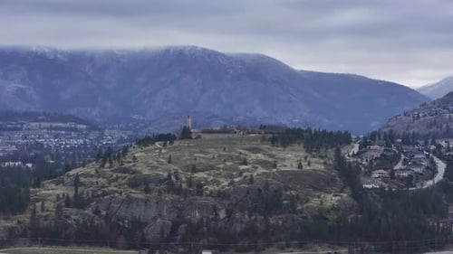 Paralax de la propriété d'un clocher dans les montagnes