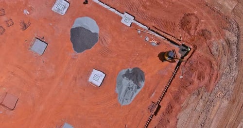 Como parte de un gran proyecto de construcción, se están cavando trincheras en preparación para el vertido de