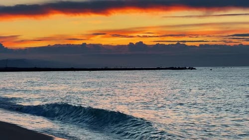 Sonnenaufgang über ruhigem Meer und Sandstrand Sanfte Morgendämmerung, Licht, ruhige Morgenlandschaft