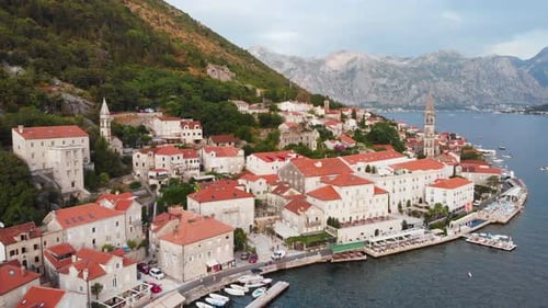 Port de la ville et église Saint-Nicolas à Perast Montenegro