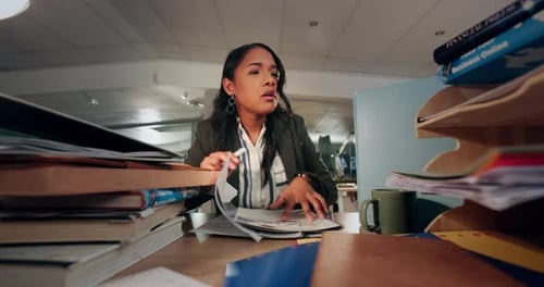 Управление временем, деловая женщина и стресс в офисе с многозадачным документооборотом в стартап-компании