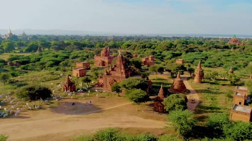 Lever de soleil au-dessus des temples et des pagodes de Bagan, Myanmar