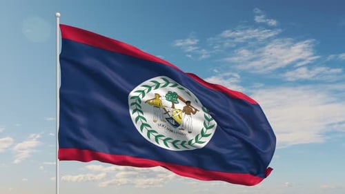 Patriotische Belize-Flagge einer Nation, die gegen den Himmel weht