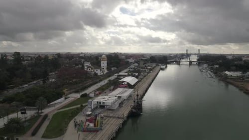 Terminal de cruzeiros de Sevilha em dia nublado, Espanha. Avante aéreo panorâmico