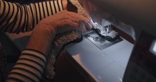 Um brinquedo fofinho é costurado