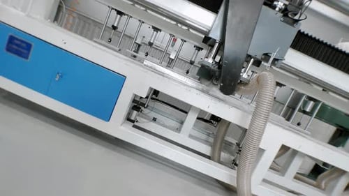 Die Maschinen der Fabrik mit einer Metallkreissäge schneiden automatisch große Aluminiumbleche