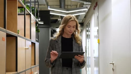 Empresaria en el pasillo usando iPad