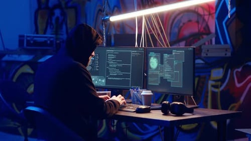 Hacker usa computador para atacar conexões vulneráveis não corrigidas