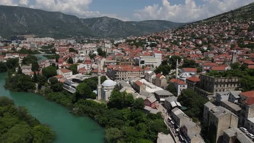 Drohnenblick auf die historische Architektur der Mostar-Brücke, Blick auf die Moschee in der Stadt mit Otto