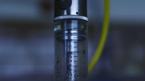 Détail de l'équipement de laboratoire montrant un tube d'échelle de précision et un câble jaune attachés