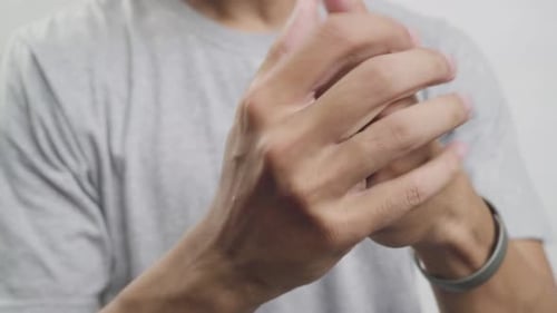 Mann fühlt Schmerzen im Handgelenk