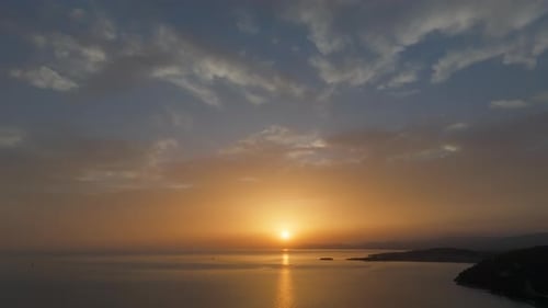 Flug bei Sonnenuntergang in Richtung Horizont