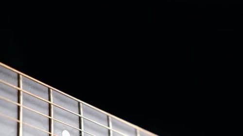 Einzigartige Perspektive der Gitarrensaiten und des Griffbretts einer Akustikgitarre