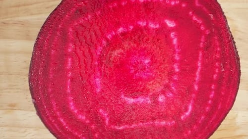 Une demi-betterave éclatante aux détails complexes