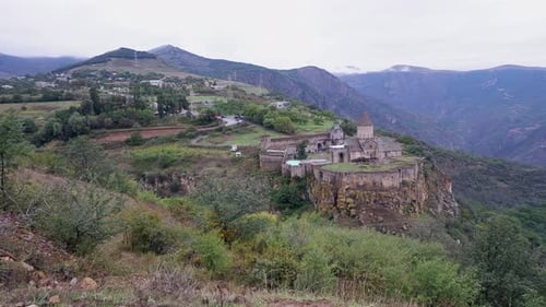 Panoramique du Monastère Théâtral de Tatev jusqu'à la vallée environnante en Arménie