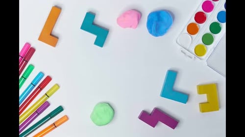 Buntes Schulmaterial aus Plastilin-Buchstaben ABC auf weißem Hintergrund