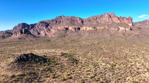 Vue aérienne du pic de superstition et du paysage désertique, États-Unis.