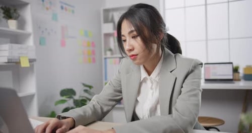 Geschäftsfrau mit Laptop hat das müde Burnout-Syndrom im Büro überarbeitet.