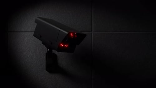 3D-Animation einer klassischen CCTV-Sicherheitskamera mit nahtloser Schleife auf schwarzer Wand