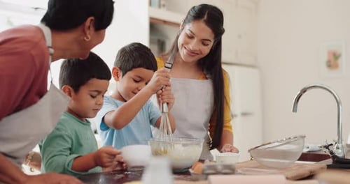 Oma, Mixen oder fröhliche Kinder beim Backen mit Mutter in der Küche lernen Kochrezept in der Familie zu Hause
