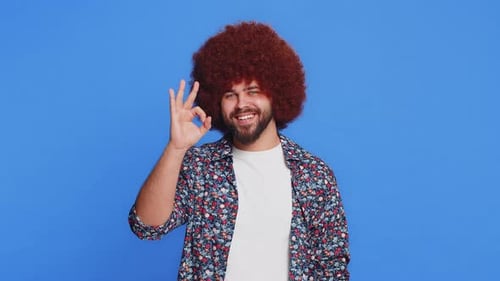Glücklicher Mann zeigt Ok Geste wie Zeichen Positives Feedback Feiere den Sieg Genehmigen Sie den Sieg der Idee
