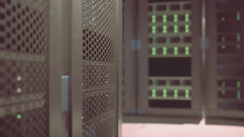 Fileiras de supercomputadores alimentados em uma sala de servidores