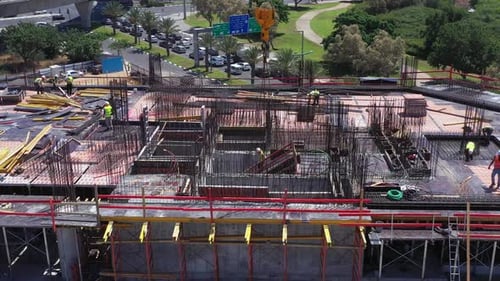 Mega-Baustelle mit laufenden Arbeiten, Luftaufnahme von oben nach unten.