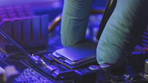 Nahaufnahme einer männlichen Hand bei der Installation einer Computerprozessor-CPU. Reparatur von PCs.