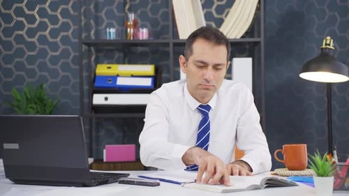The businessman who finds an idea becomes happy.