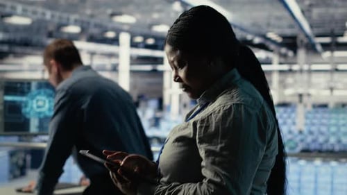 Softwareentwickler überwachen die Aktivität des Server-Hubs mithilfe eines Tablets