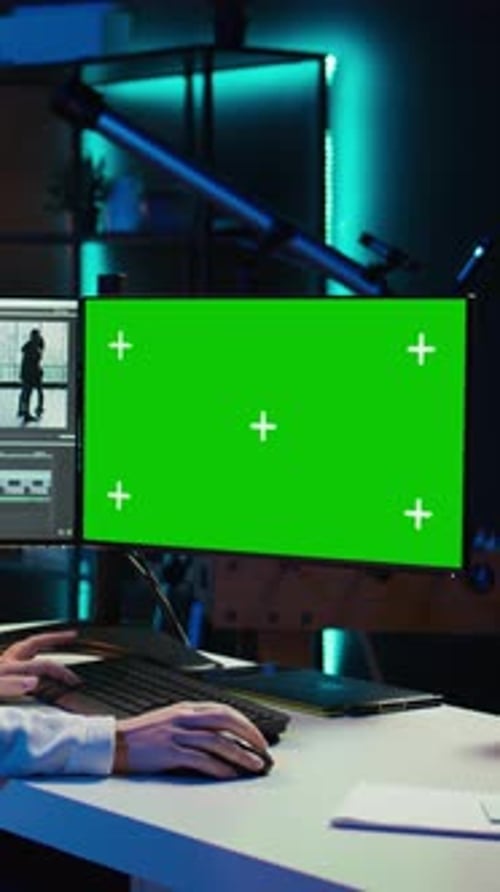 Vertikale Videofrau verwendet professionelle Software auf einem Mockup-PC, um visuelle Effekte zu erstellen