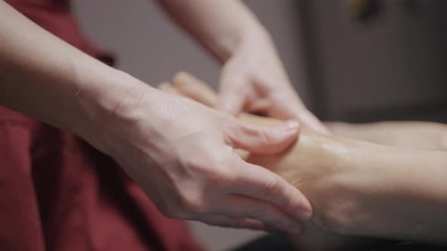 Massagetherapeut führt Fußmassage beim Kunden durch