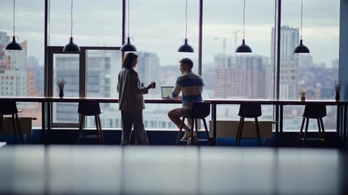 Frau bringt Tee, Kollege, Panoramafenster, Coworking Space, Leute reden