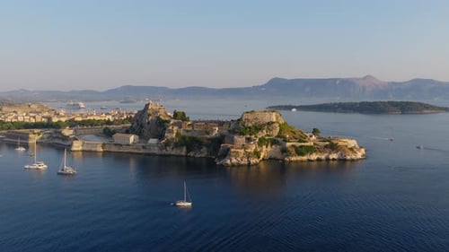 L'ancienne forteresse de Corfou au lever du soleil, mer Ionienne, prise de vue par Drone
